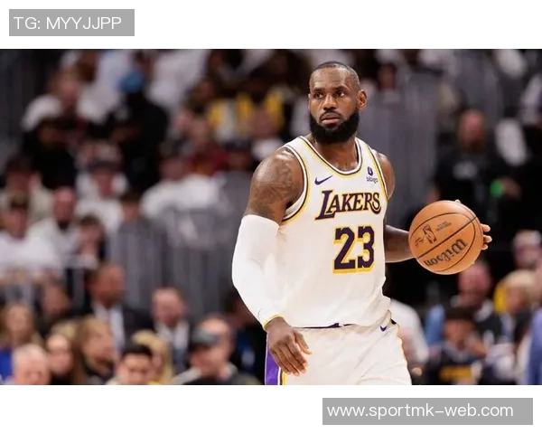 詹姆斯在防守端的组织能力出色但轮转时机偶尔迟缓